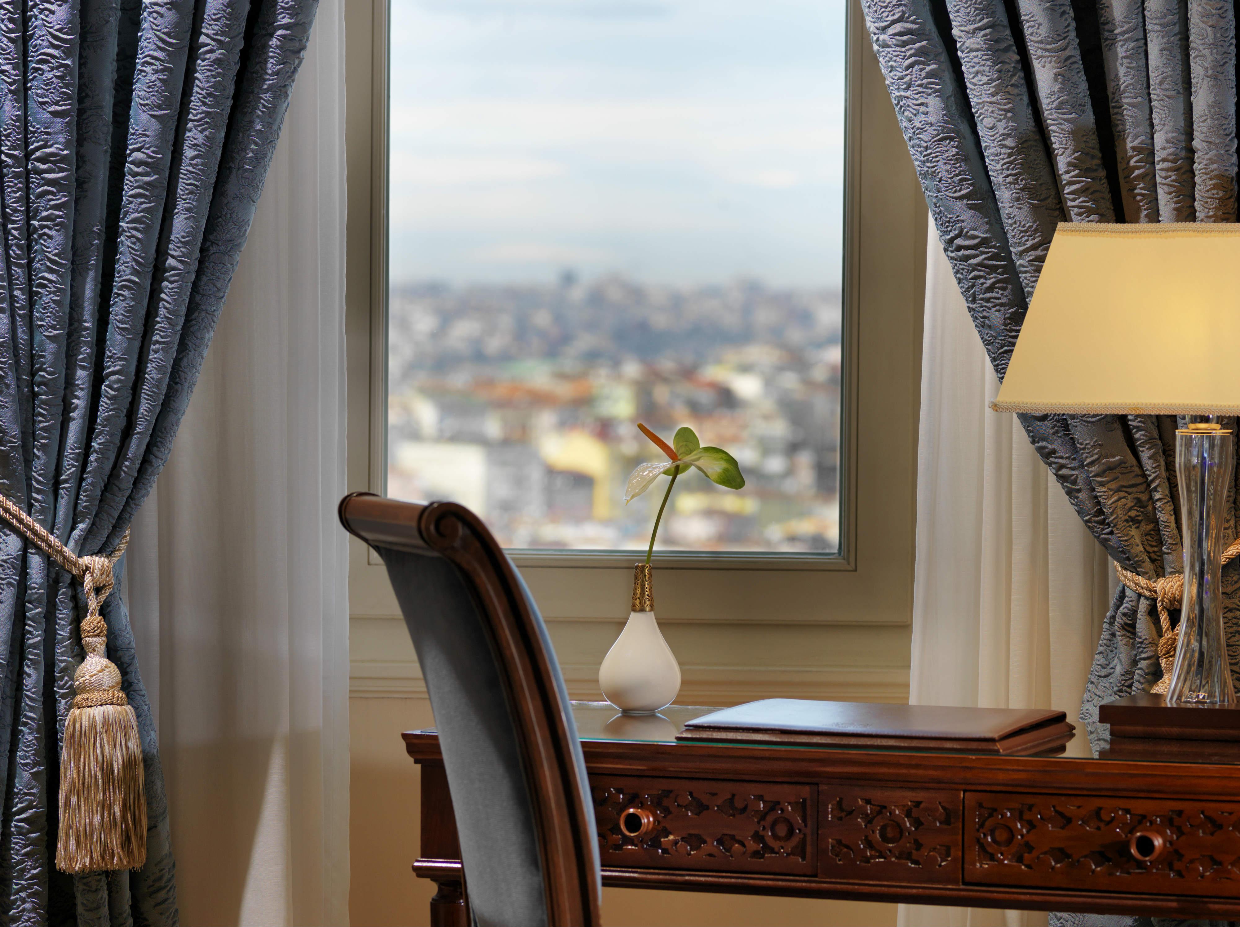 Pera Palace Hotel Istanbul Exterior foto A view from a room at the hotel