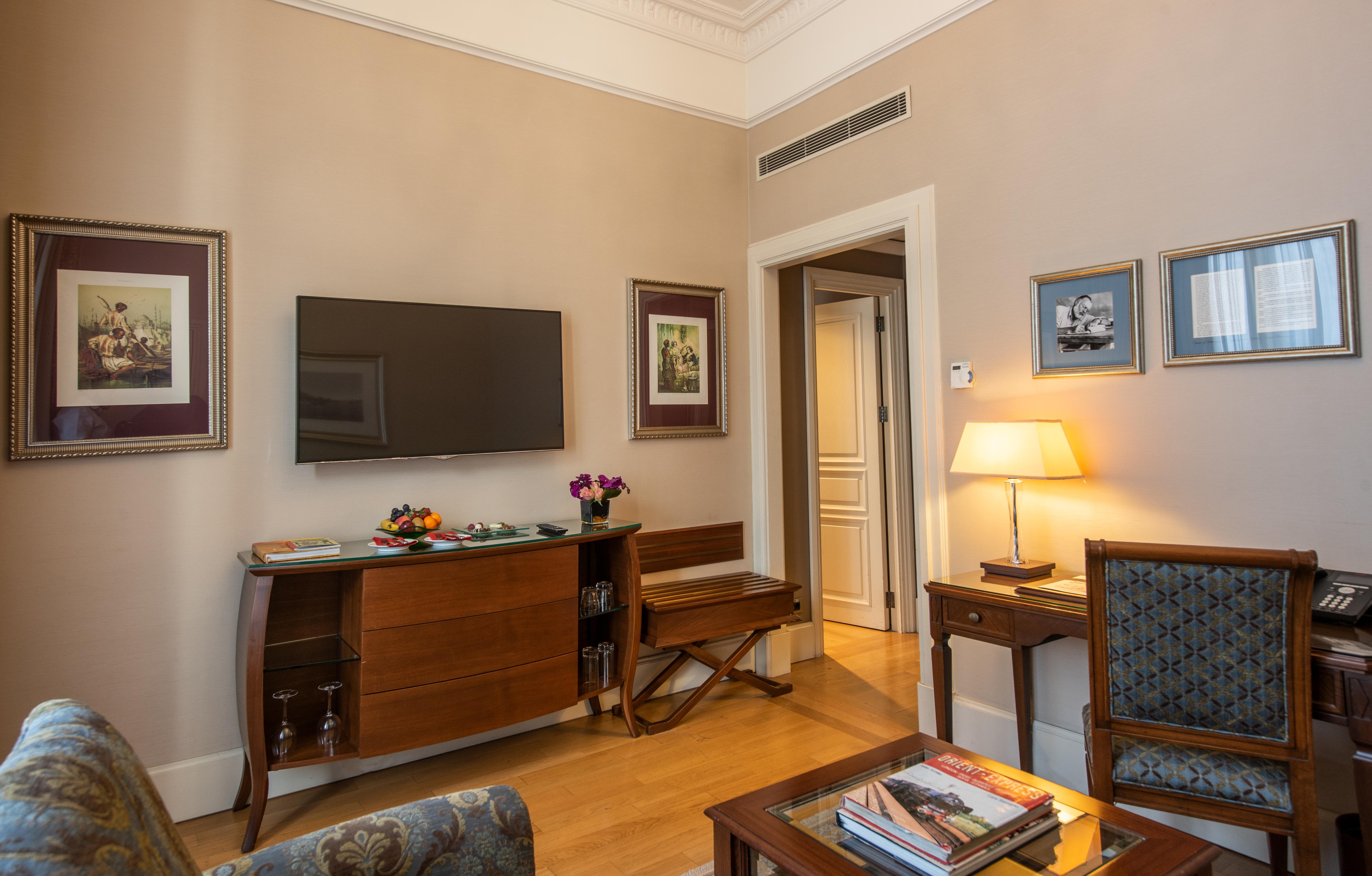 Pera Palace Hotel Istanbul Exterior foto A suite at the hotel