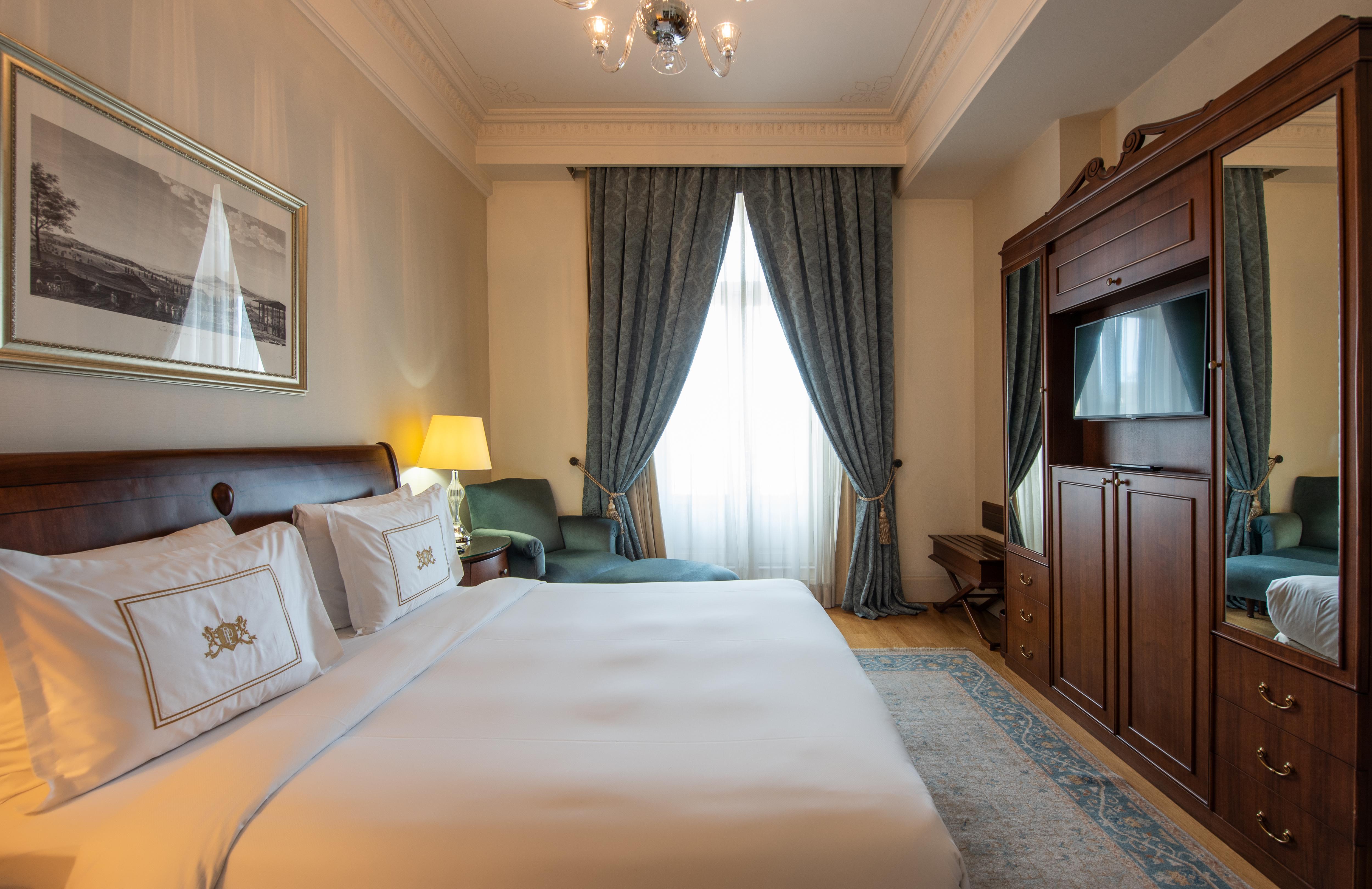 Pera Palace Hotel Istanbul Exterior foto A bedroom at the hotel