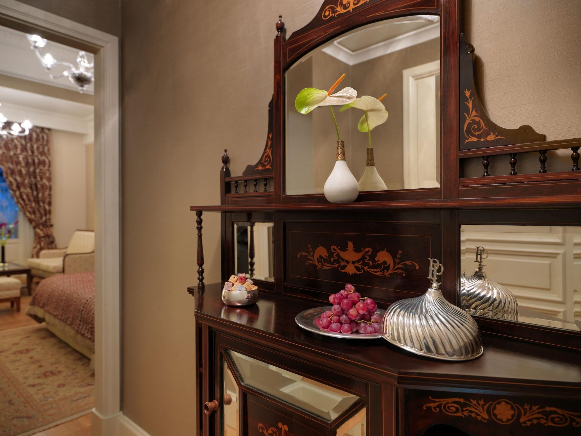 Pera Palace Hotel Istanbul Exterior foto A dressing table