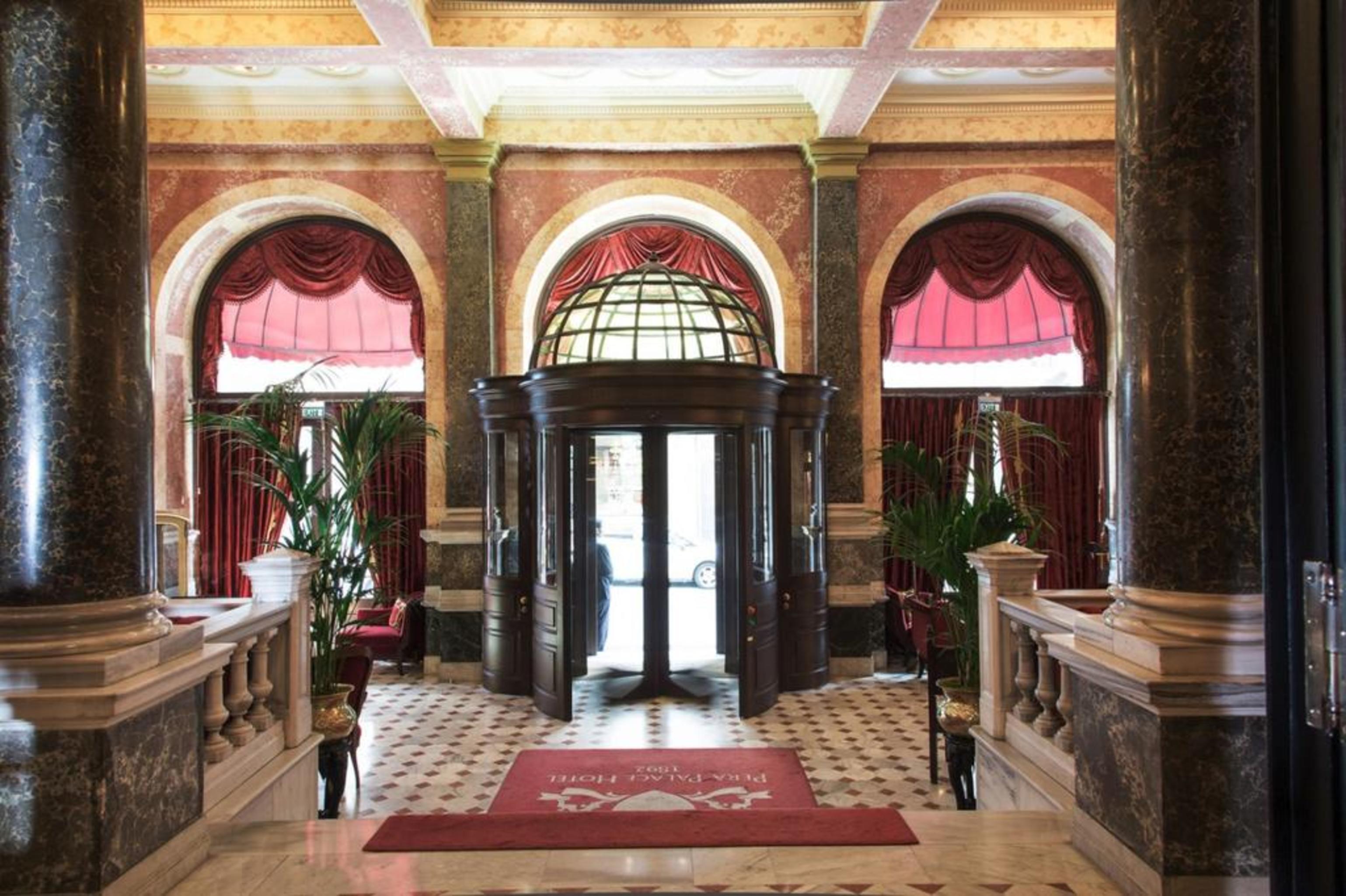 Pera Palace Hotel Istanbul Exterior foto The hotel's entrance