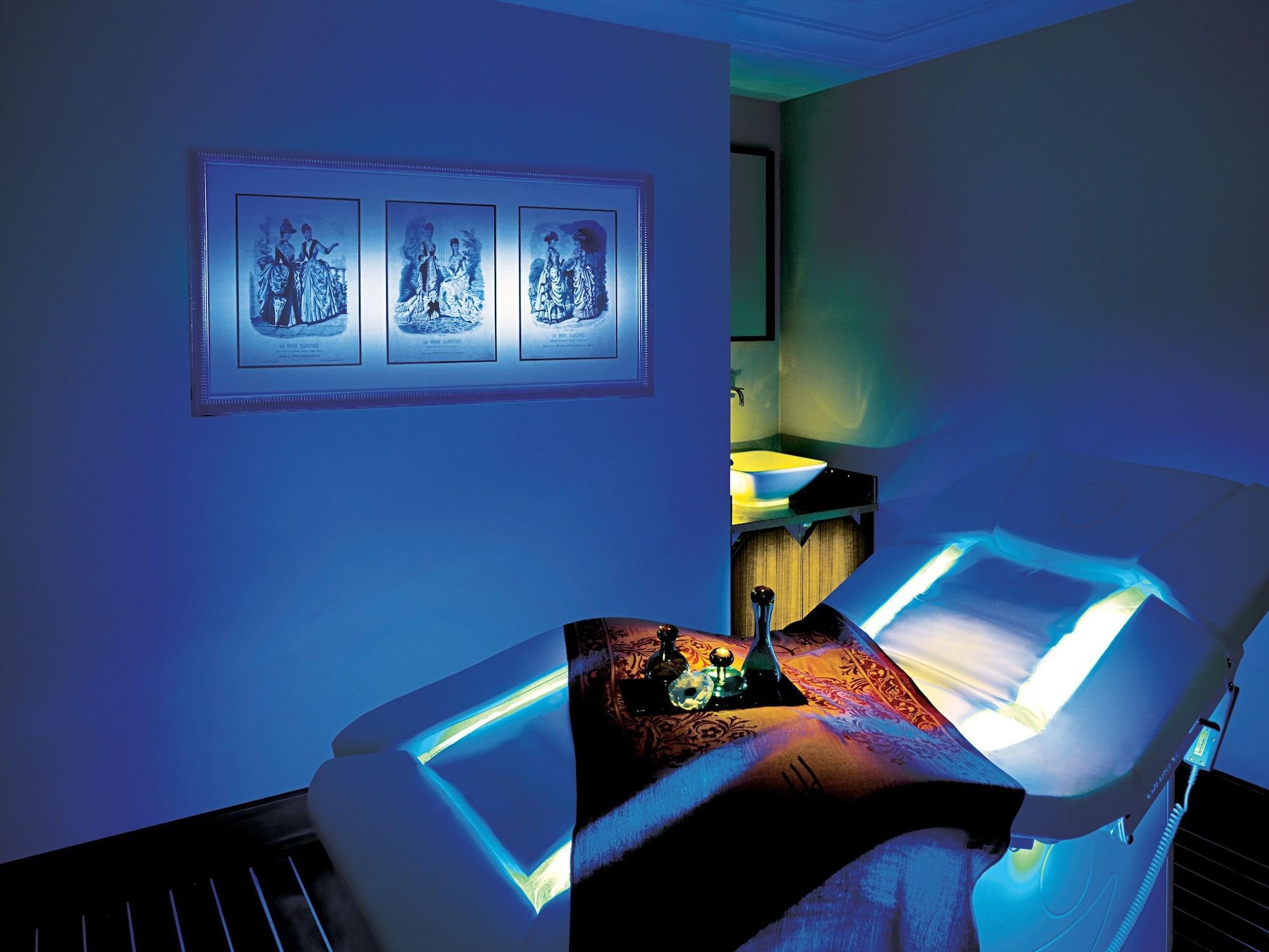 Pera Palace Hotel Istanbul Exterior foto A room illuminated with blue light