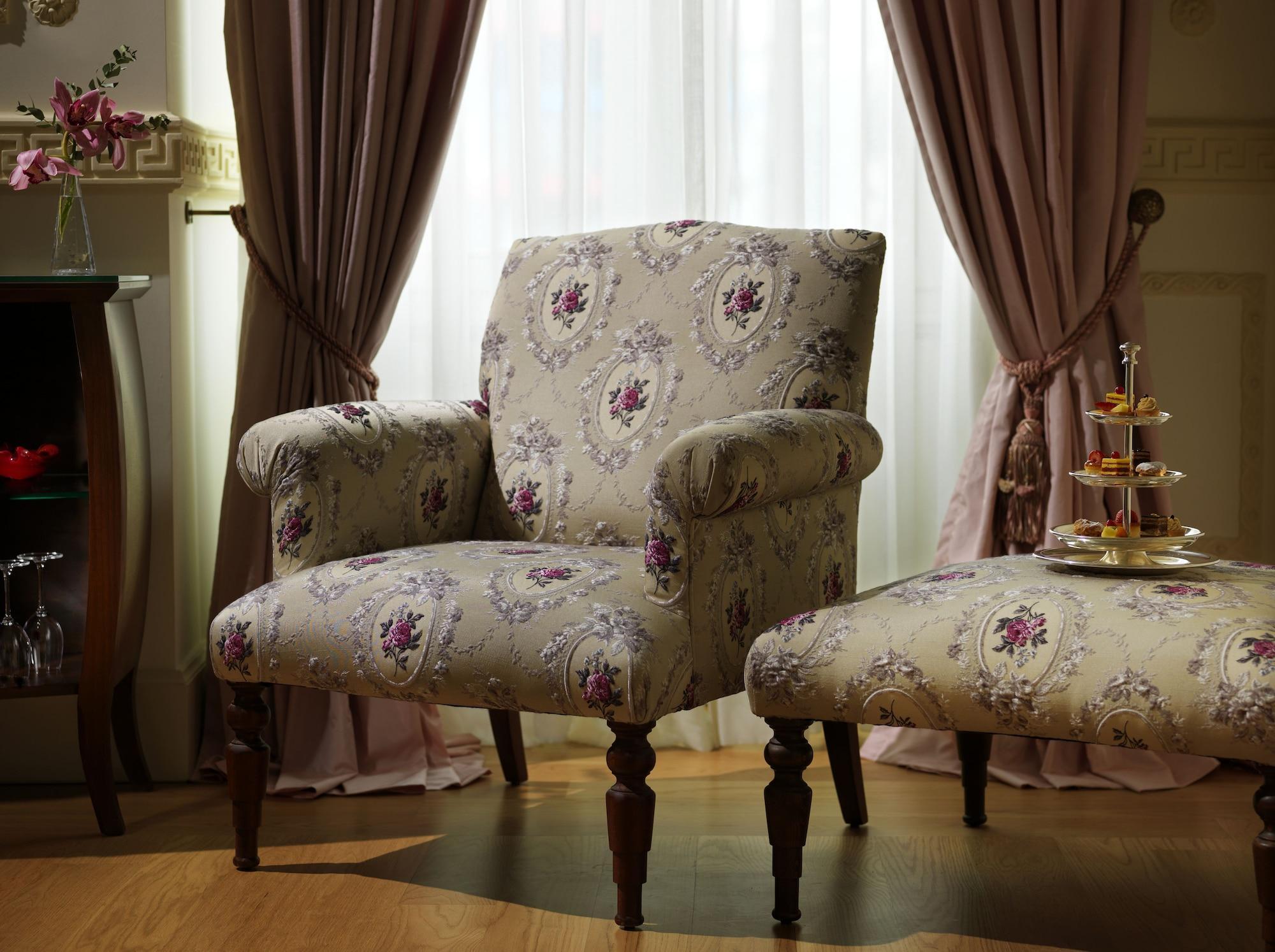 Pera Palace Hotel Istanbul Exterior foto A chintz-covered chair