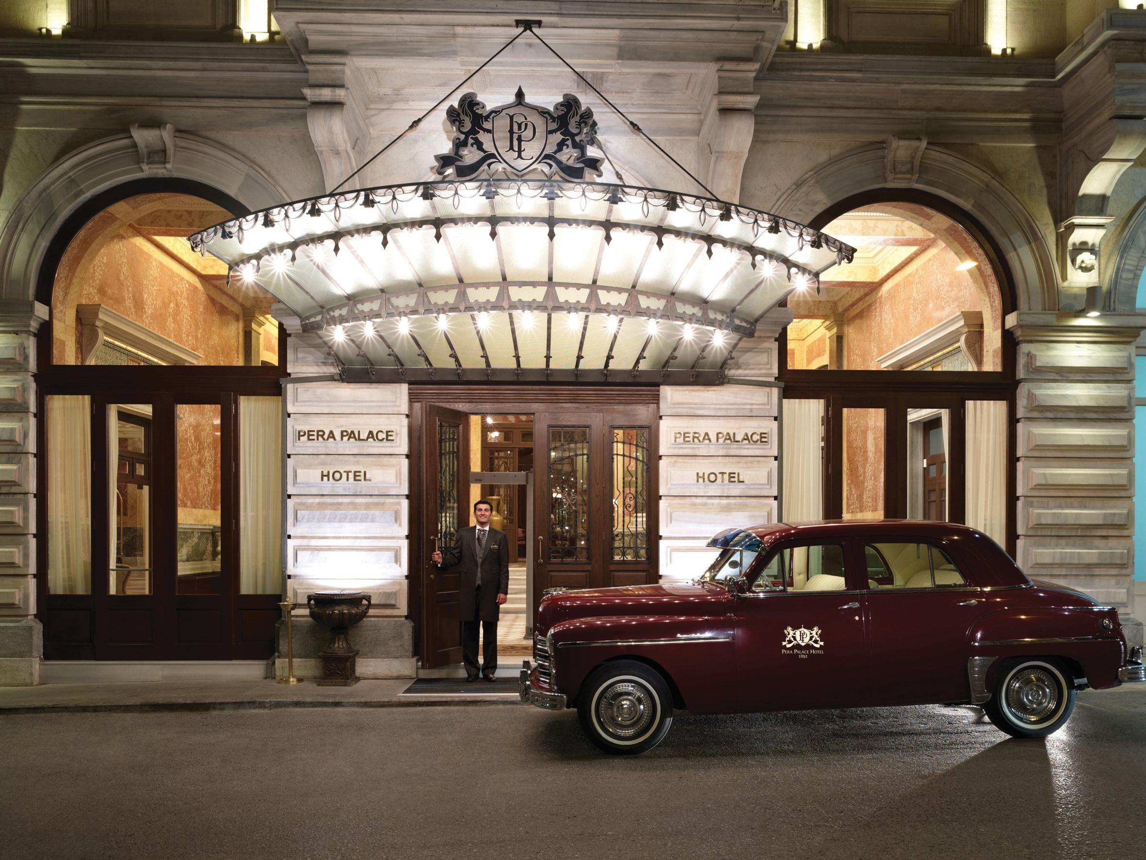 Pera Palace Hotel Istanbul Exterior foto Entrance of the hotel