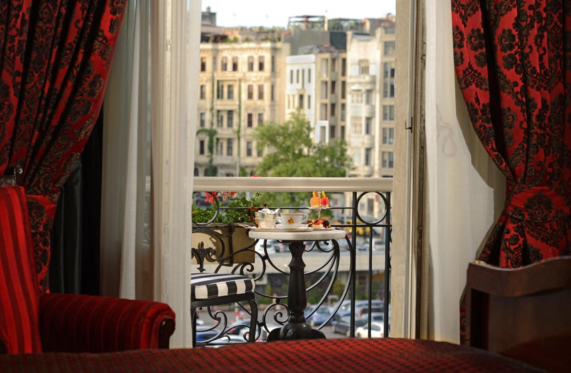 Pera Palace Hotel Istanbul Exterior foto A typical room at the hotel