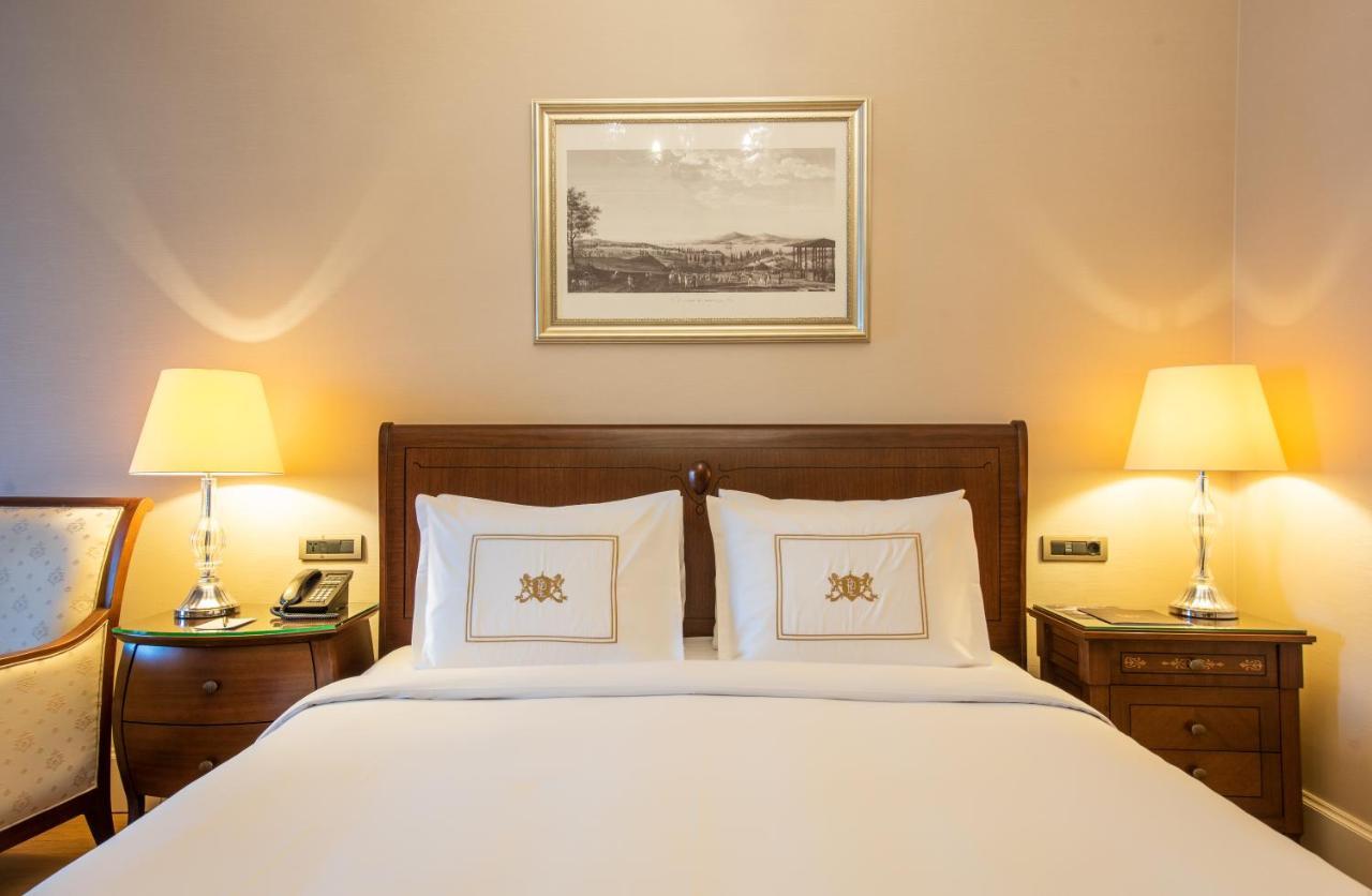 Pera Palace Hotel Istanbul Exterior foto A bedroom at the hotel